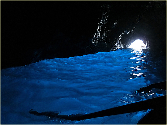 Read more about the article [義大利自助] 一定要去！卡布里藍洞！ (拿坡里 – 卡布里 Capri Blue Grotto 交通超詳細攻略)