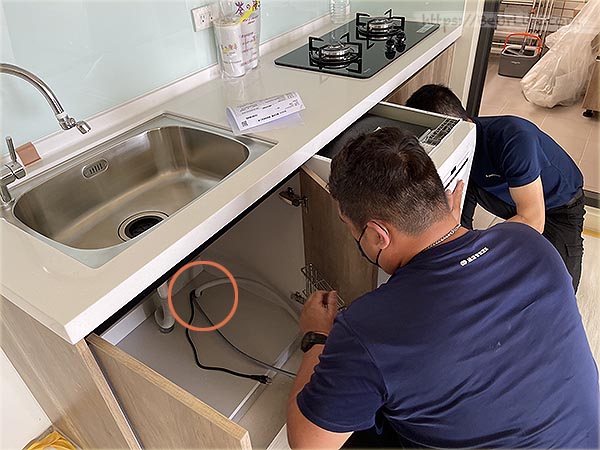 BOSCH洗碗機安裝：櫥櫃開孔後拉進水、排水與電源