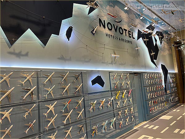 NOVTEL 諾富特華航桃園機場旅館 - 一整面的飛機模型牆