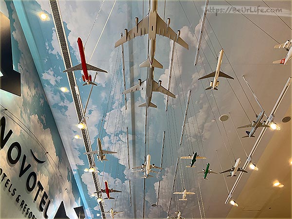 NOVTEL 諾富特華航桃園機場旅館 - 吊在屋頂上的飛機模型