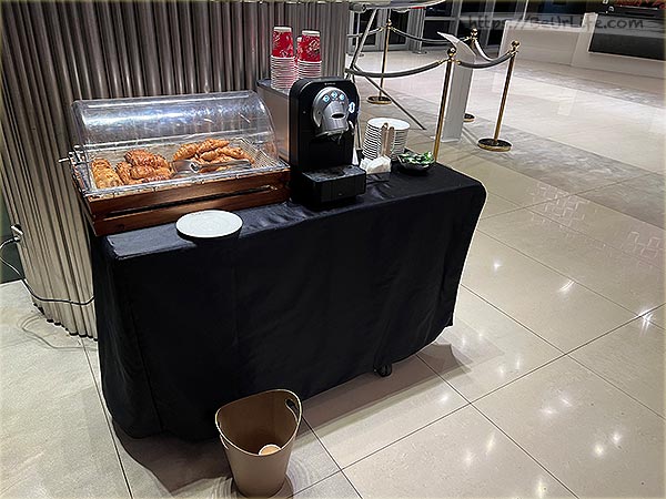 NOVTEL 諾富特華航桃園機場旅館 - 早晨時大廳提供的免費麵包和咖啡機
