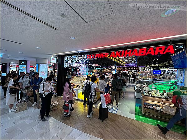 成田機場 Fa-So-La TAX FREE AKIHABARA 伴手禮店的排隊人潮